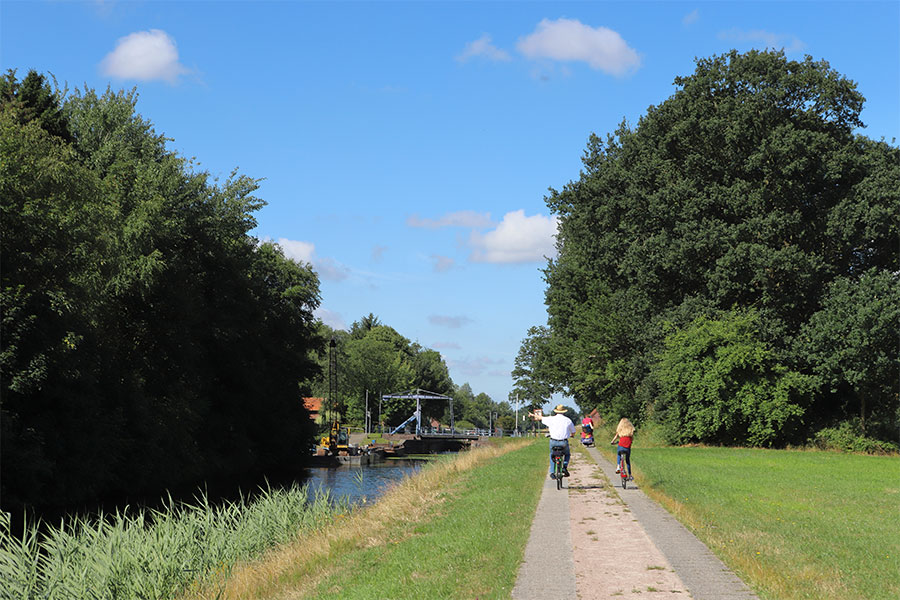 Friedeburg-Radfahrer-am-Kanal