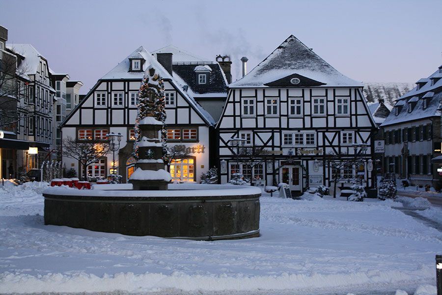 Winter-im-Sauerland_Brunnen-Markt-Winter©-Tourismus-Brilon-Olsberg